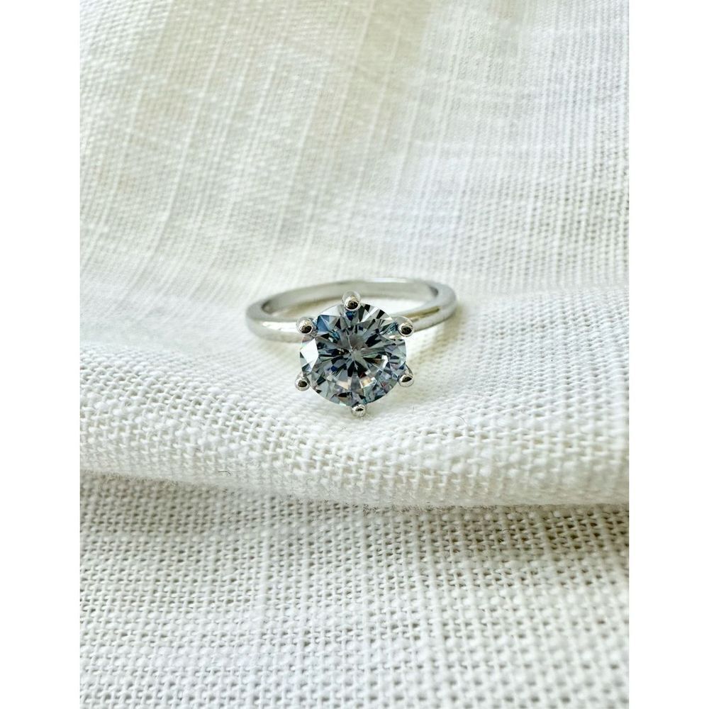 Cubic zirconia round cut solitaire ring size 8